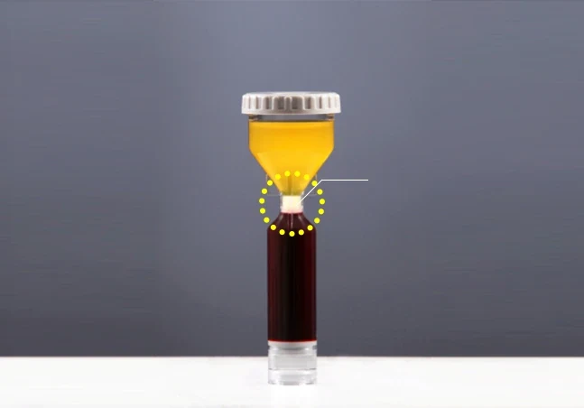 遠心分離した血液の試験管。赤血球の層と血漿の間にあるバフィーコートの位置を示しています