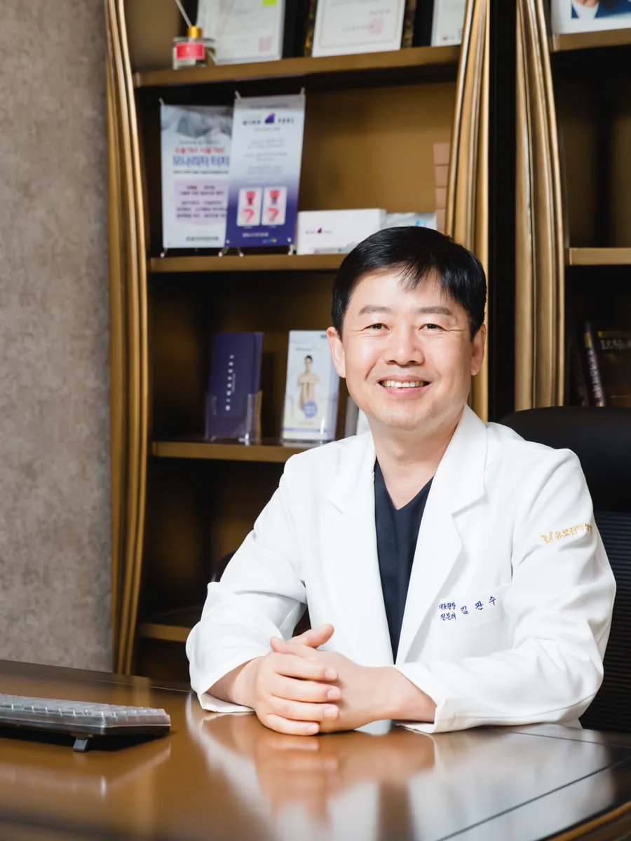 진료실에 앉아 있는 유로진여성의원 김관수 대표원장