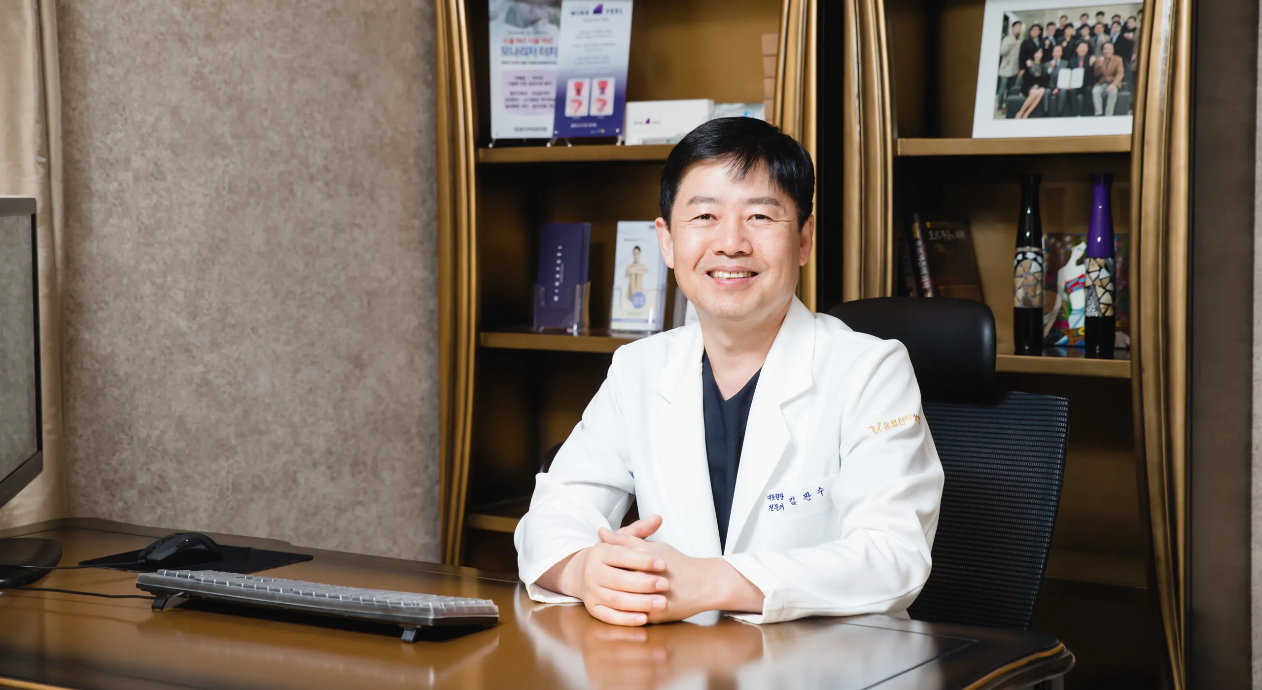 진료실에 앉아 있는 유로진여성의원 김관수 대표원장